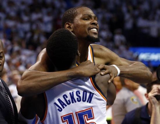 超高效率！里夫斯15投12中砍下38分8篮板（里夫斯手感炽热：15投12中砍下38分8篮板）