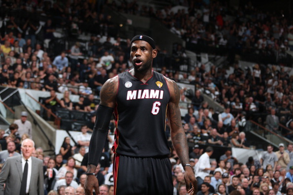 斯洛特头发都愁没了！伤病+停赛，红军VS狼队恐有多达8人缺阵（伤停潮来袭！红军战狼队或缺8将，斯洛特用人犯难）