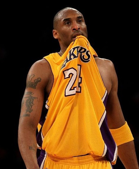 欧文关键助攻制胜（欧文终场前妙传定胜局）