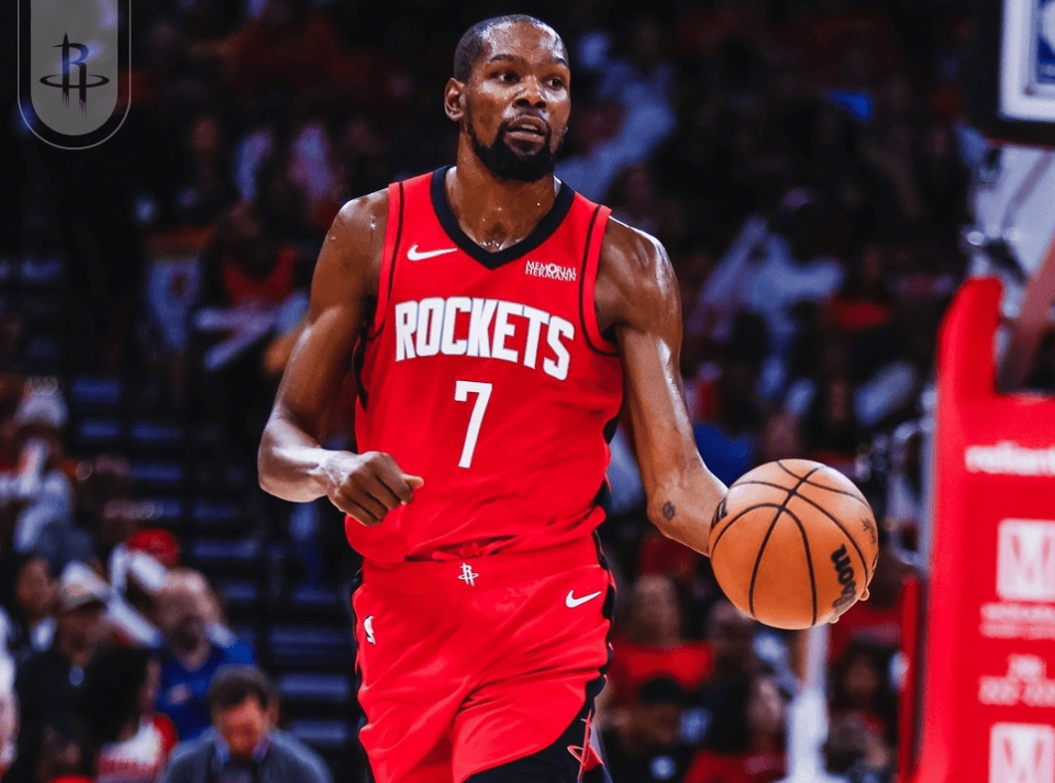 约罗：姆伯莫也会说法语，现在我们的团队就像一个大家庭（约罗：姆伯莫会讲法语，如今球队亲如一家）