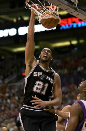 特雷·杨本赛季出战时老鹰2胜5负，缺席时13胜10负（本季老鹰在特雷·杨出场时仅2胜5负，缺阵时反而13胜10负）