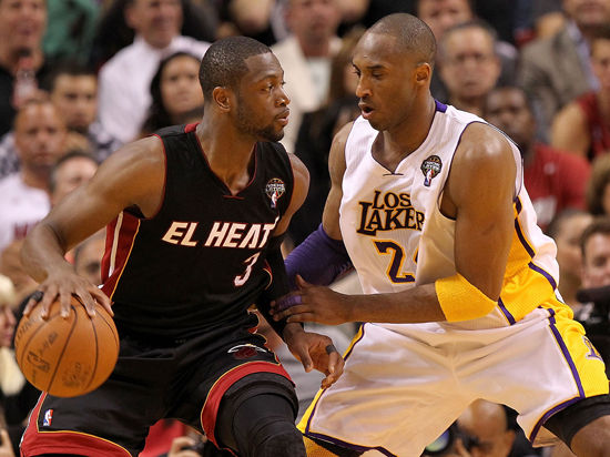 你来我往！东契奇后撤三分一击命中 杜兰特招牌干拔三分回应（针锋相对！东契奇后撤三分命中，杜兰特招牌干拔三分回敬）