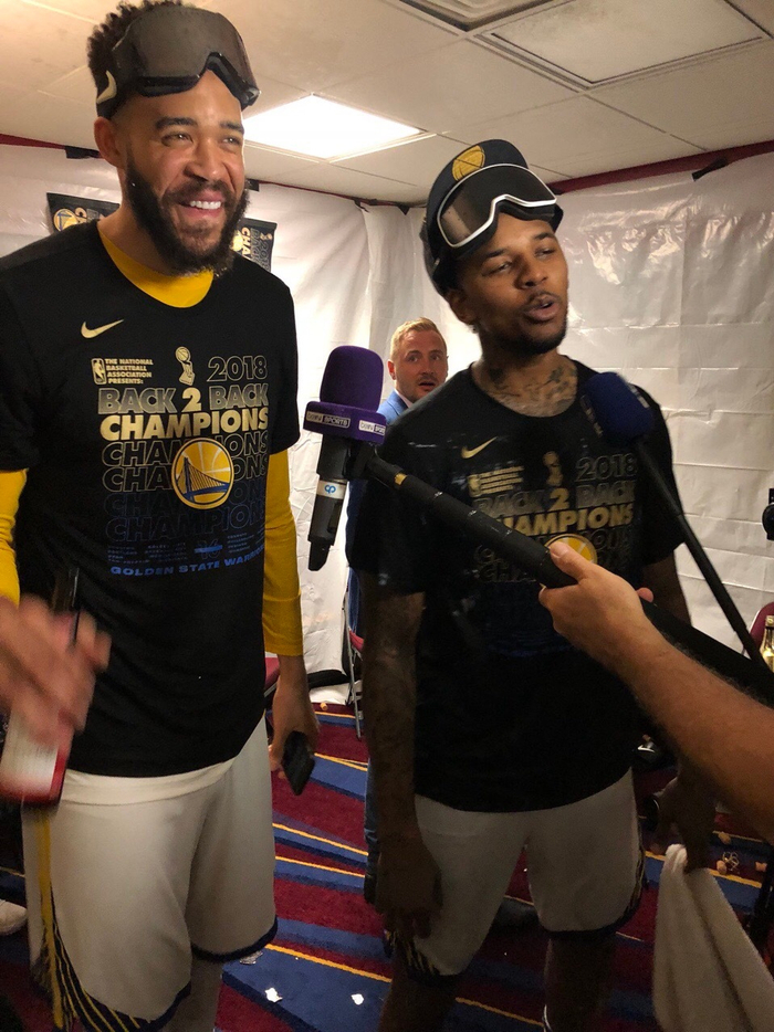 西蒙斯无球可打却成打工人天花板（无球可上场的西蒙斯，却活成了打工人天花板）