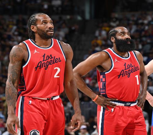 吴前8中1贡献3分10助攻6失误，正负值+22全场最高（吴前手感冰冷8投1中，仅得3分送出10助攻6失误，正负值+22全场第一）