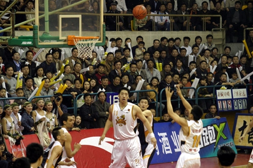 足坛悲喜一夜！AC米兰0-1爆冷被淘汰，13场不败终结，曼联1-1被绝平（足坛冷暖一夜！AC米兰0-1爆冷出局，13场不败告终，曼联1-1遭读秒扳平）