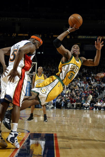 王哲林：新赛季首先要打好开局，希望常规赛有好的排名（王哲林：新赛季重在打好开局，力争常规赛排名靠前）